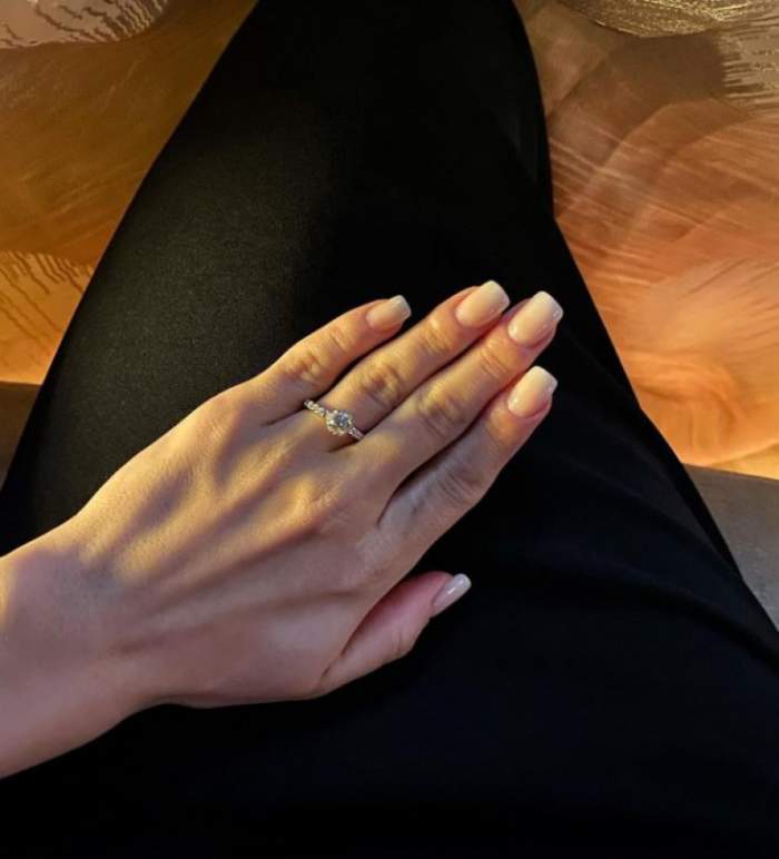 Fotbalistul român care și-a cerut iubita în căsătorie în vacanța din Dubai. Sunt împreună de trei ani. Primele imagini după ce s-au logodit / FOTO