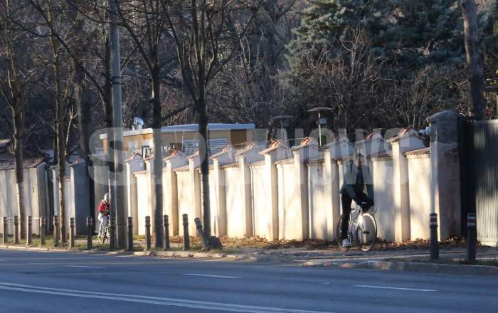 În viață cazi, dar te și ridici! Vladimir Drăghia știe să îi ofere fiicei sale cele mai bune îndrumări. În ce ipostază a fost surprins actorul cu micuța Zora / PAPARAZZI