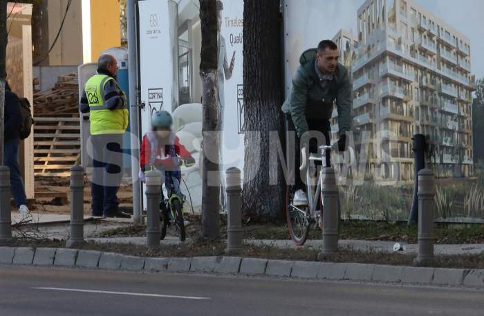 În viață cazi, dar te și ridici! Vladimir Drăghia știe să îi ofere fiicei sale cele mai bune îndrumări. În ce ipostază a fost surprins actorul cu micuța Zora / PAPARAZZI