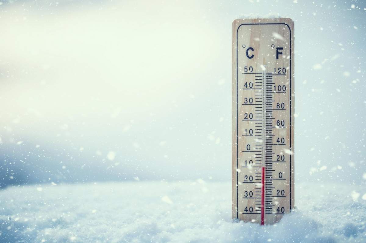 peisaj de iarnă și un termometru