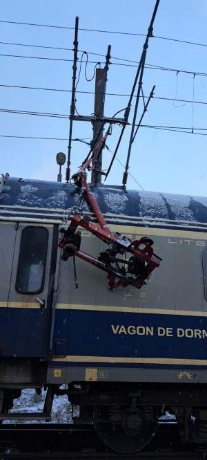 Incident grav într-un tren din Sinaia! Trei tinere au ajuns la spital cu cioburi în ochi 