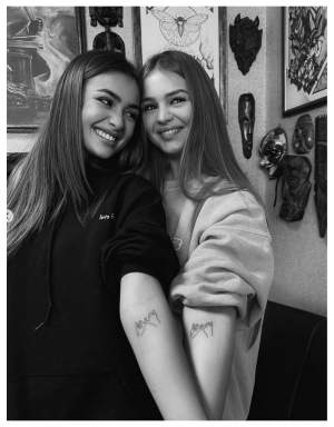 Iuliana Beregoi și sora ei, Ana și-au făcut tatuaje identice. Care este semnificația lor: ”Te iubesc” / FOTO