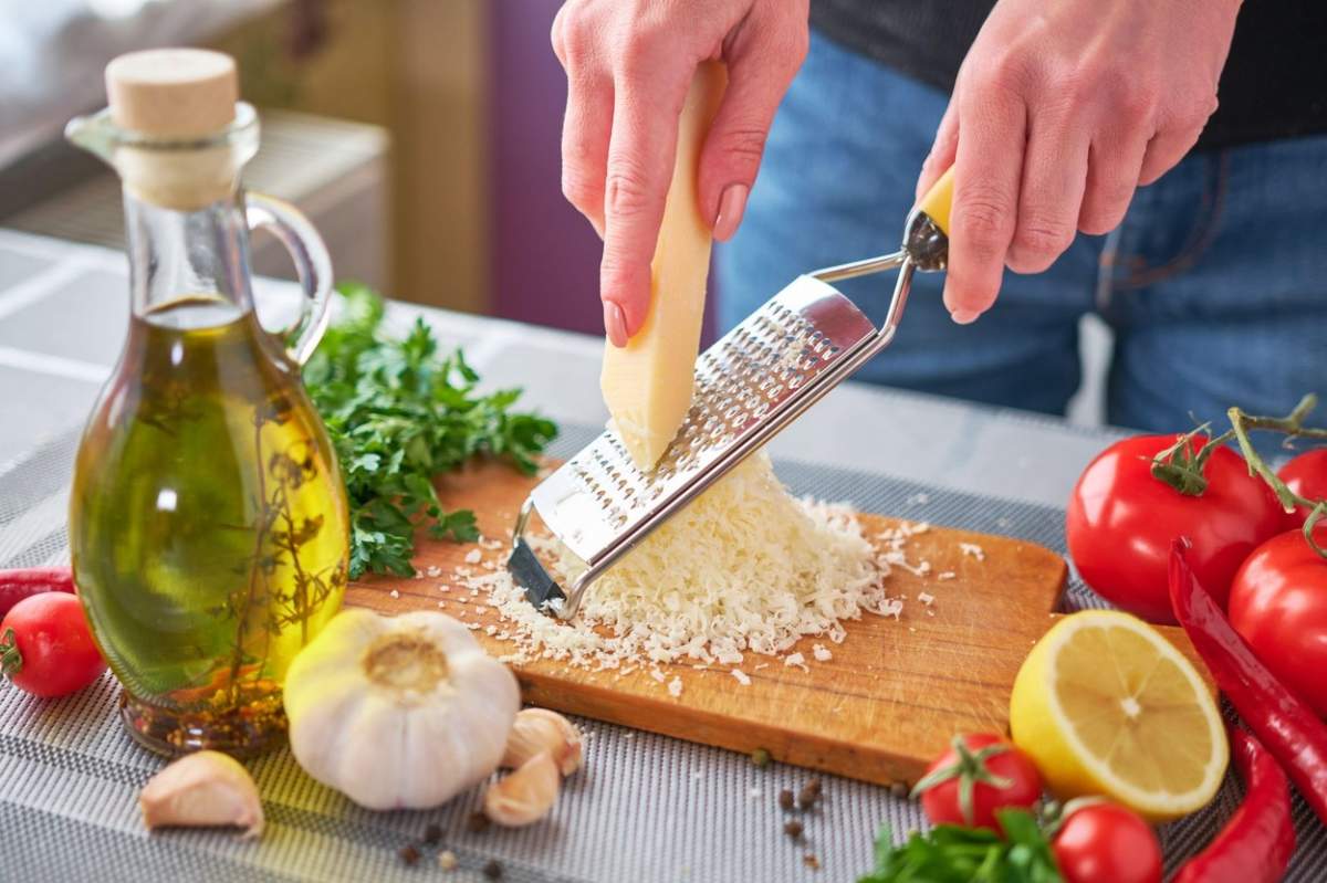 Clorura de calciu sau E509, ingredientul care se găsește în cașcaval