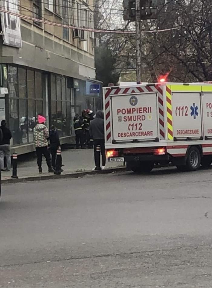 Alertă de incendiu, în Ploiești! Fumul a izbucnit în sediul unei bănci / FOTO