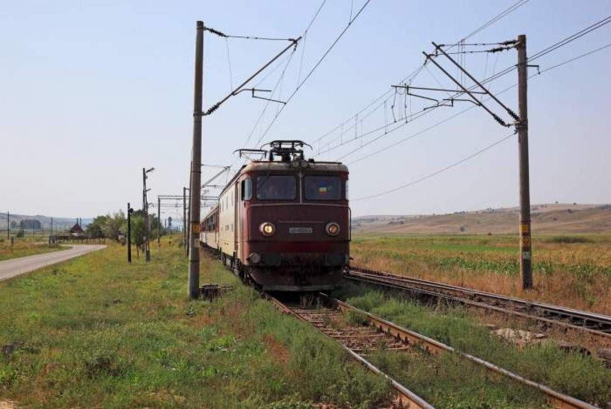 un tren pe linia ferată