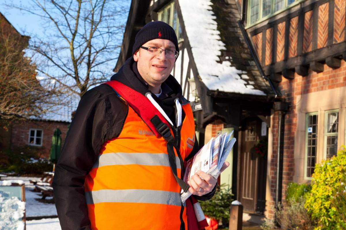 Woodborough, Nottinghamshire, Marea Britanie 27 decembrie 2014. Poștașul din satul Woodborough din Nottinghamshire livrează corespondență clienților Royal Mail în zăpadă și temperaturi scazute