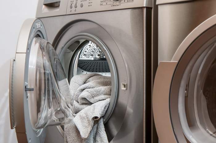 Ce trebuie să pui în mașina de spălat pentru a scăpa de scamele de pe haine. Te costă doar 2 lei