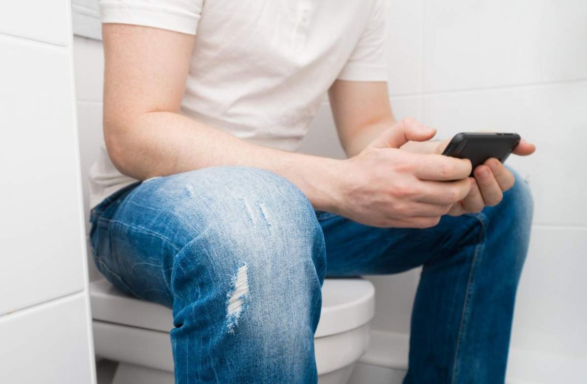 De ce nu trebuie să folosești niciodată telefonul atunci când mergi la toaletă. Ce spun experții