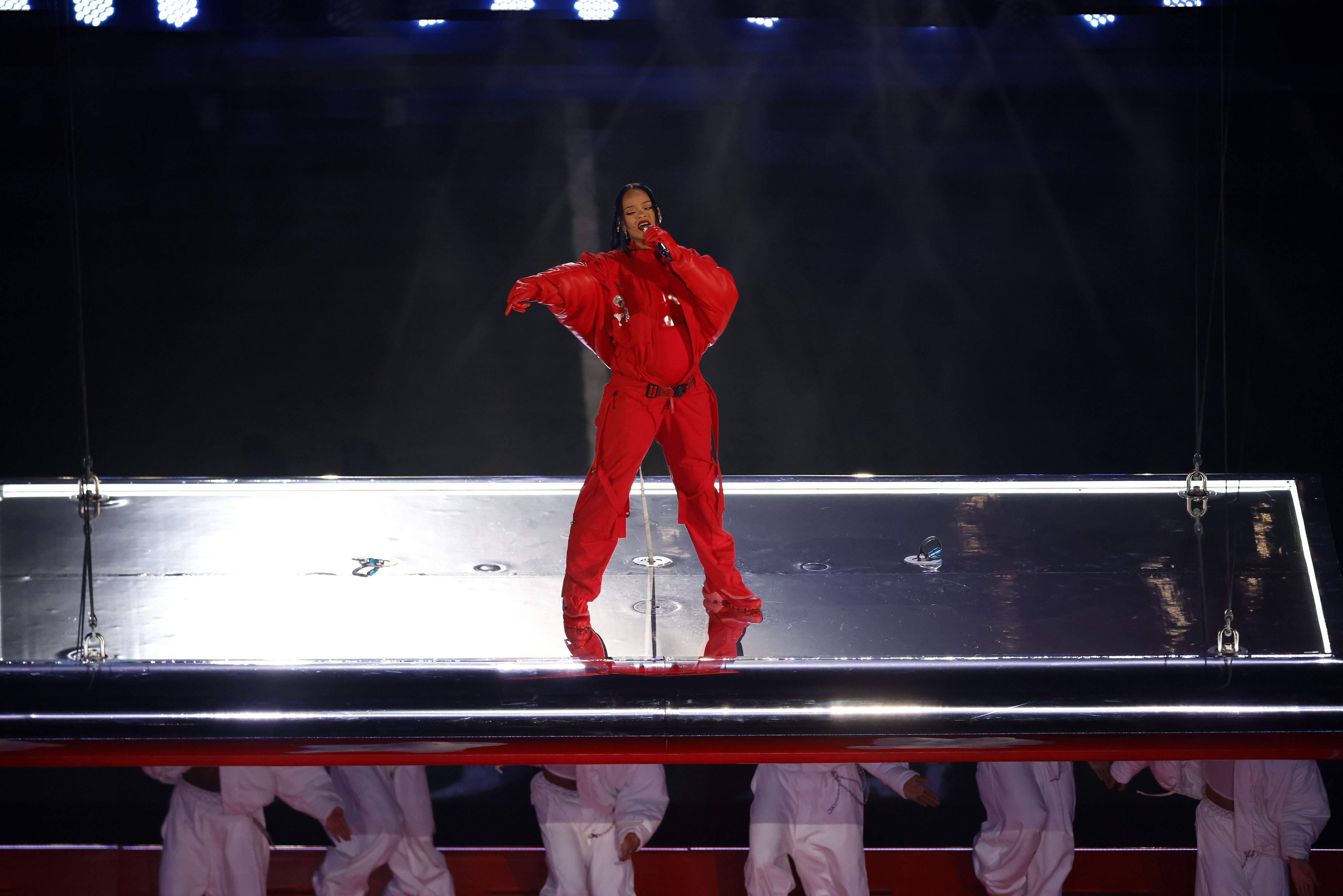 Rihanna a anunțat că e însărcinată cu al doilea copil. Diva, spectacol exploziv la pauza Super Bowl