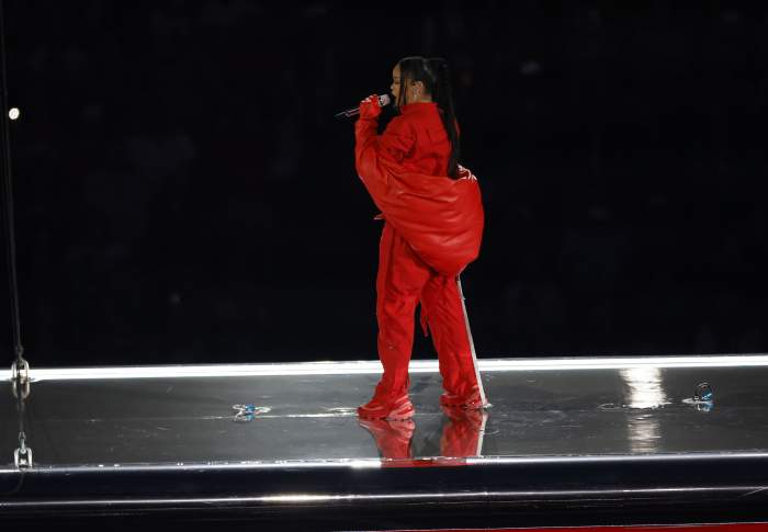 Rihanna a anunțat că e însărcinată cu al doilea copil. Diva, spectacol exploziv la pauza Super Bowl