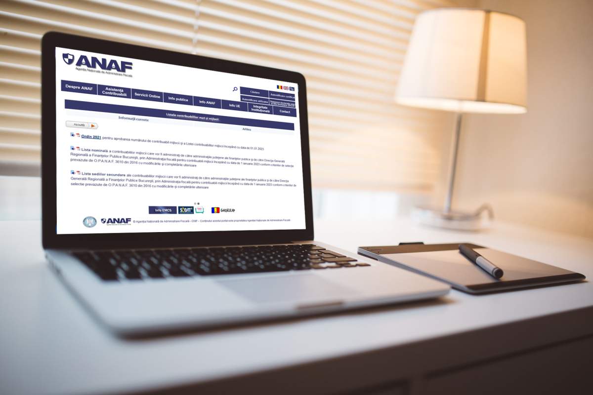 ANAF controlează persoanele din România care câștigă bani din NFT. Un laptop pe un birou
