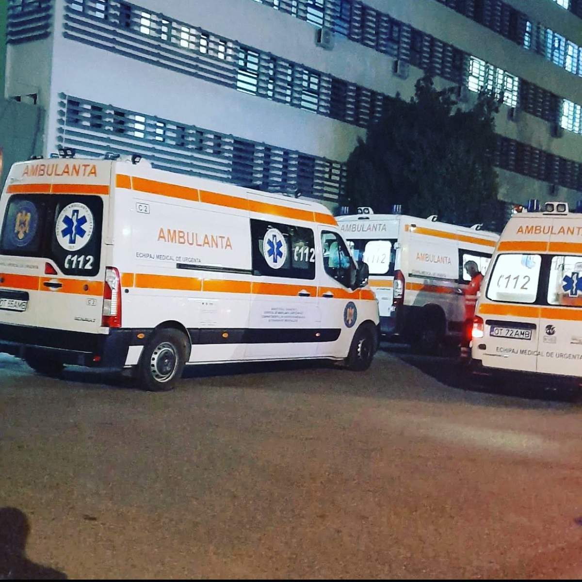 Un bărbat a sărit de la etajul 1 și s-a ales cu dureri de gleznă din cauza cutremurului. mai multe mașini de ambulanță.