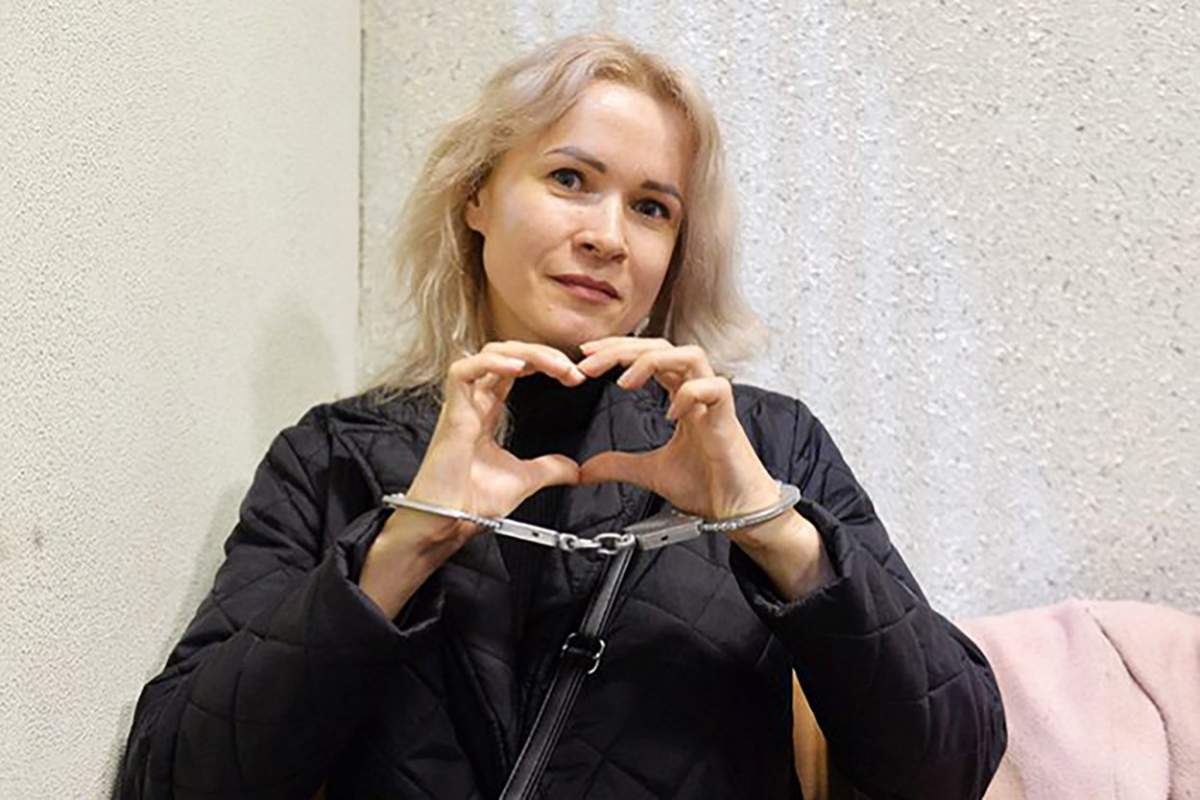 Șase ani de închisoare pentru un jurnalist rus. Femeia va face pușcărie pentru că a scris pe Instagram despre bombardarea civililor din Mariupol