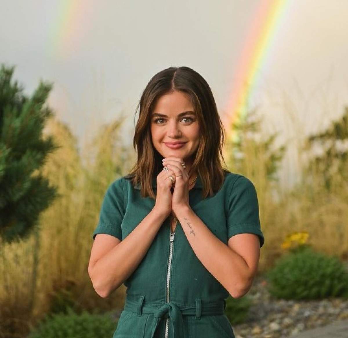 Lucy Hale și un curcubeu