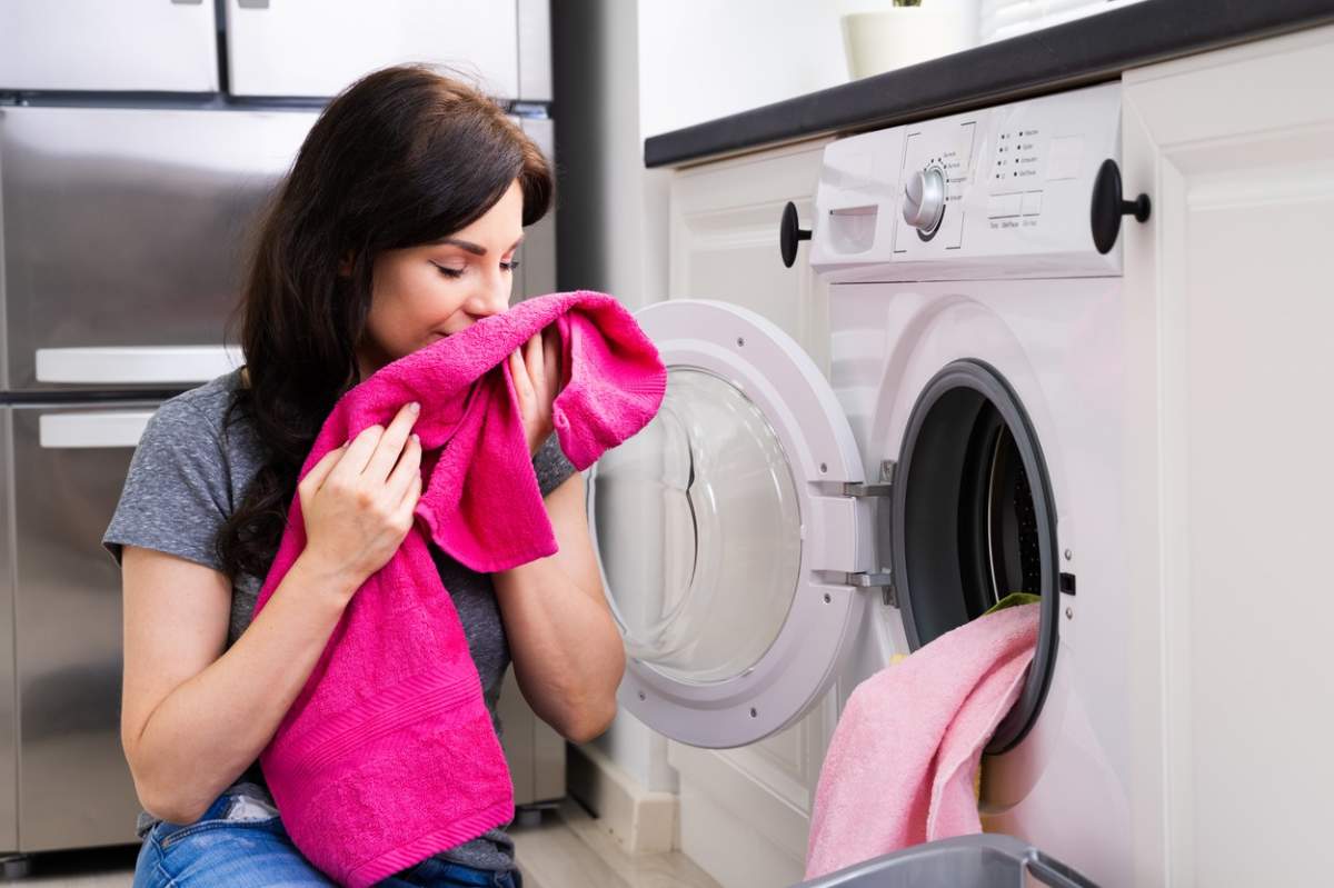 De ce e bine să pui oțet când speli rufele la mașina de spălat. Secretul pe care puține persoane îl știu