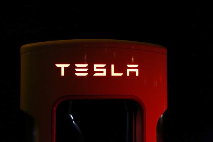 Tesla cheamă autovehiculele pentru actualizarea soft-ului. Sistemul de asistență poate crea accidente rutiere