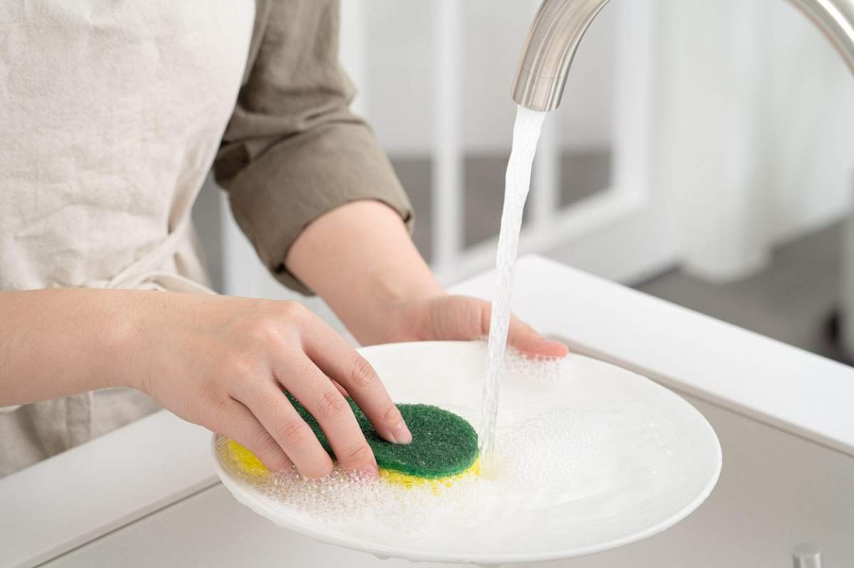 De ce este bine să speli vasele din chiuvetă înainte să te odihnești