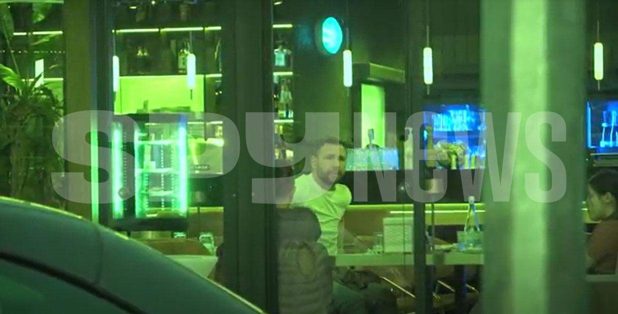 Răzvan Raț, surprins în compania a două femei, la restaurant. Cum a fost filmat fostul fotbalist de paparazzii Spynews.ro / PAPARAZZI