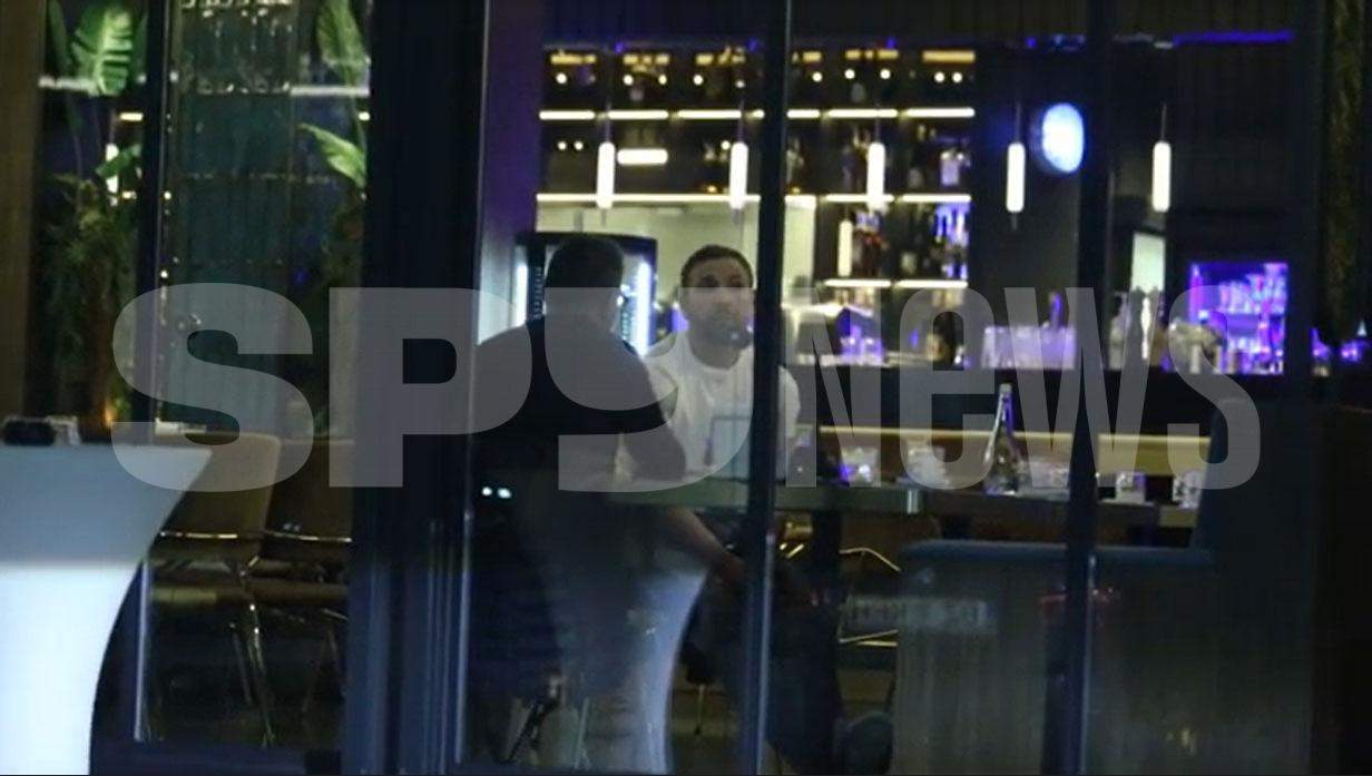 Răzvan Raț, surprins în compania a două femei, la restaurant. Cum a fost filmat fostul fotbalist de paparazzii Spynews.ro / PAPARAZZI