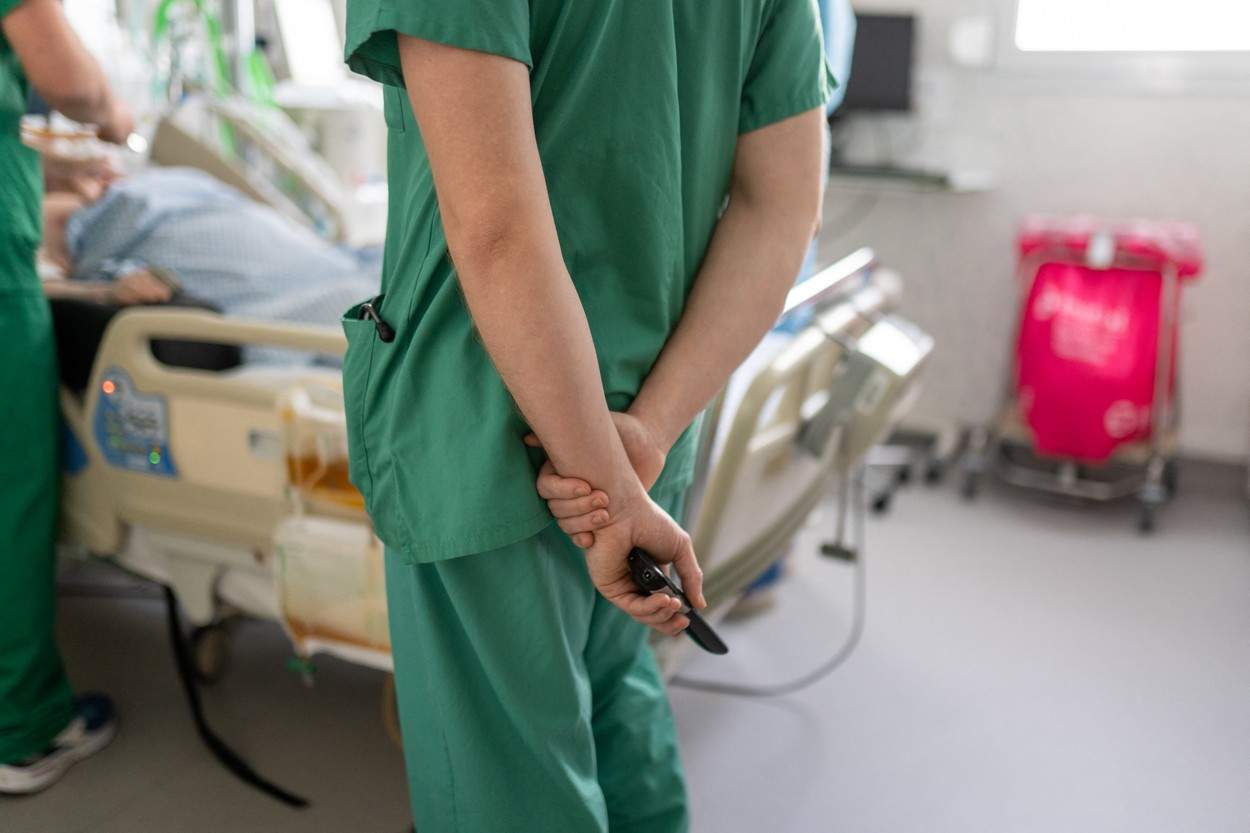 Un medic român a fost acuzat de practici ilegale.