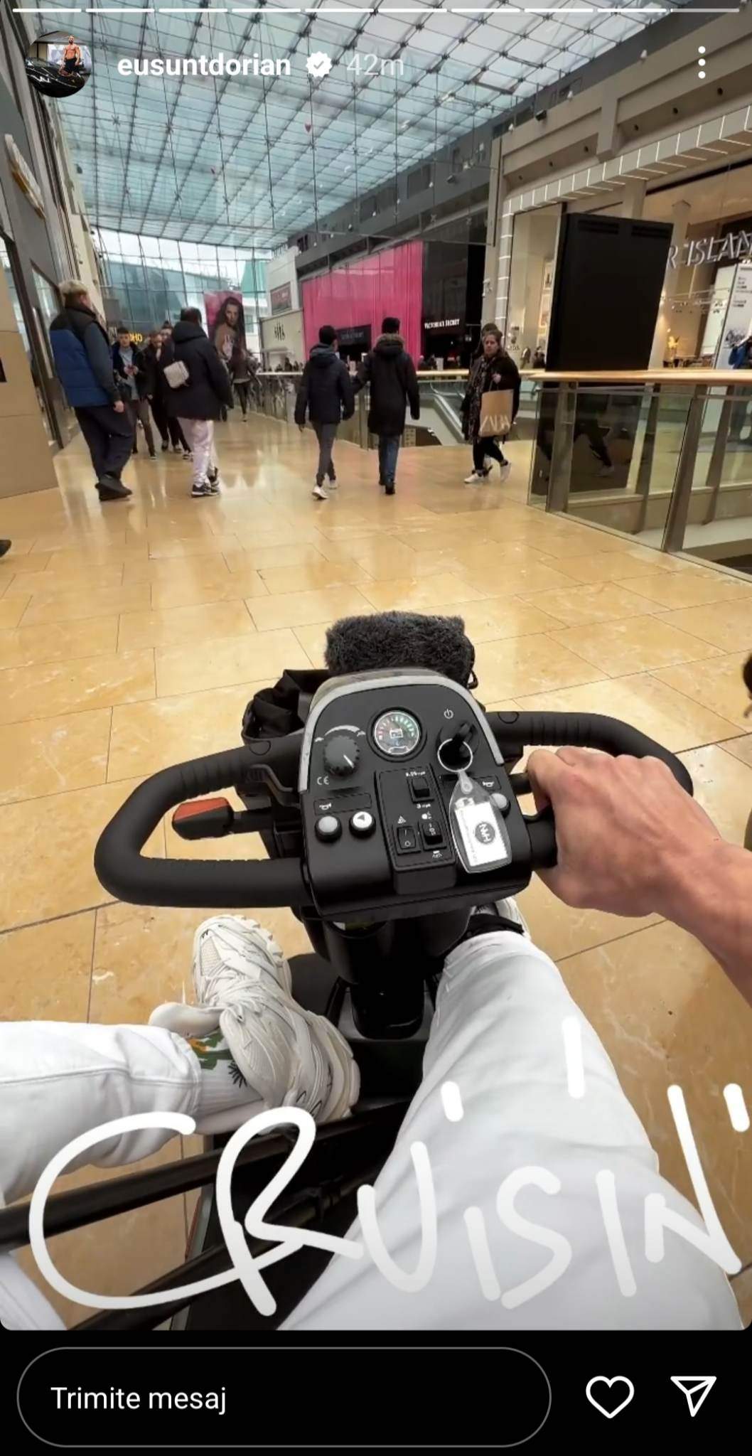 Dorian Popa, la plimbare cu scuterul prin mall. Vlogger-ul a lăsat mașina de lux: ”Am venit să cumpărăm ceva” / FOTO
