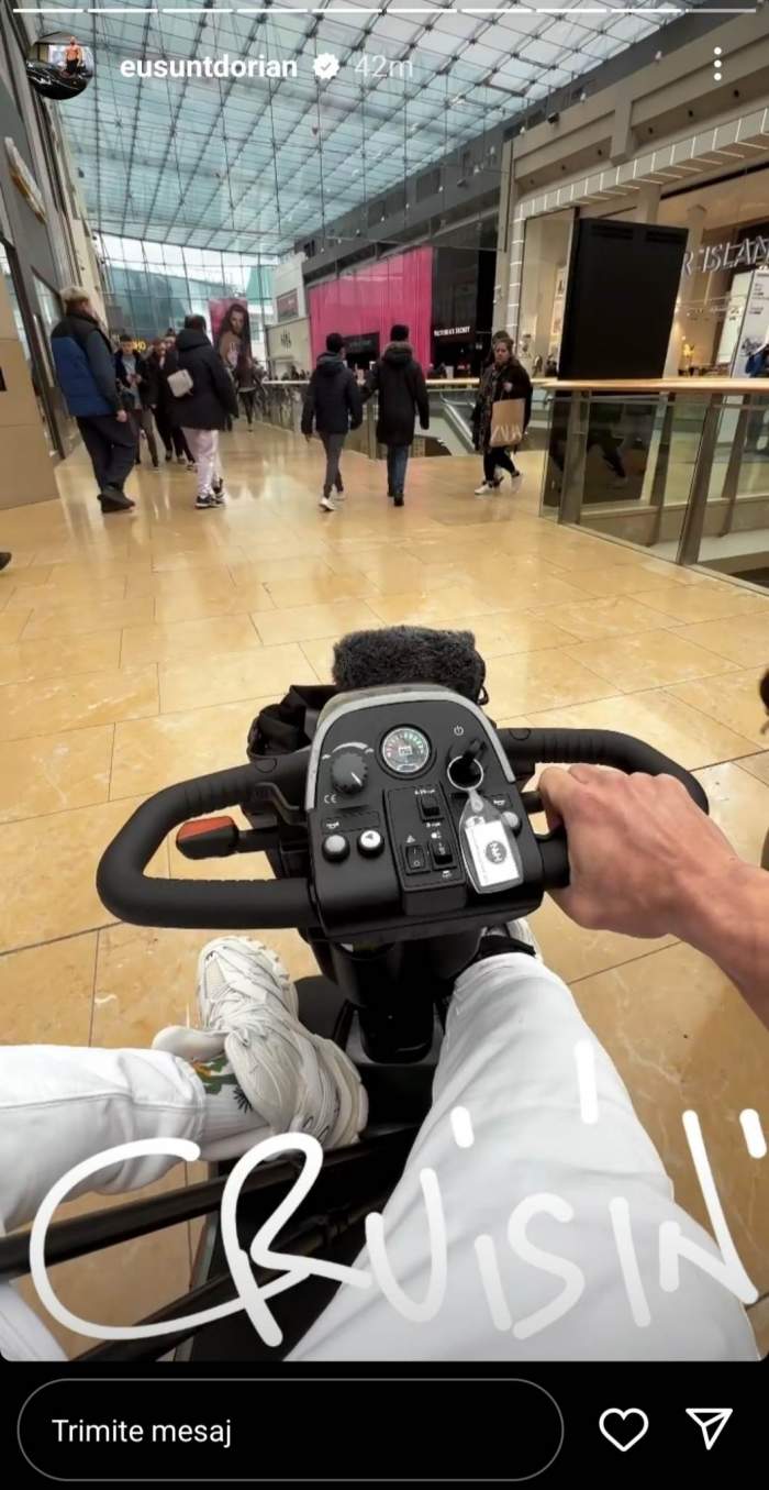 Dorian Popa, la plimbare cu scuterul prin mall. Vlogger-ul a lăsat mașina de lux: ”Am venit să cumpărăm ceva” / FOTO