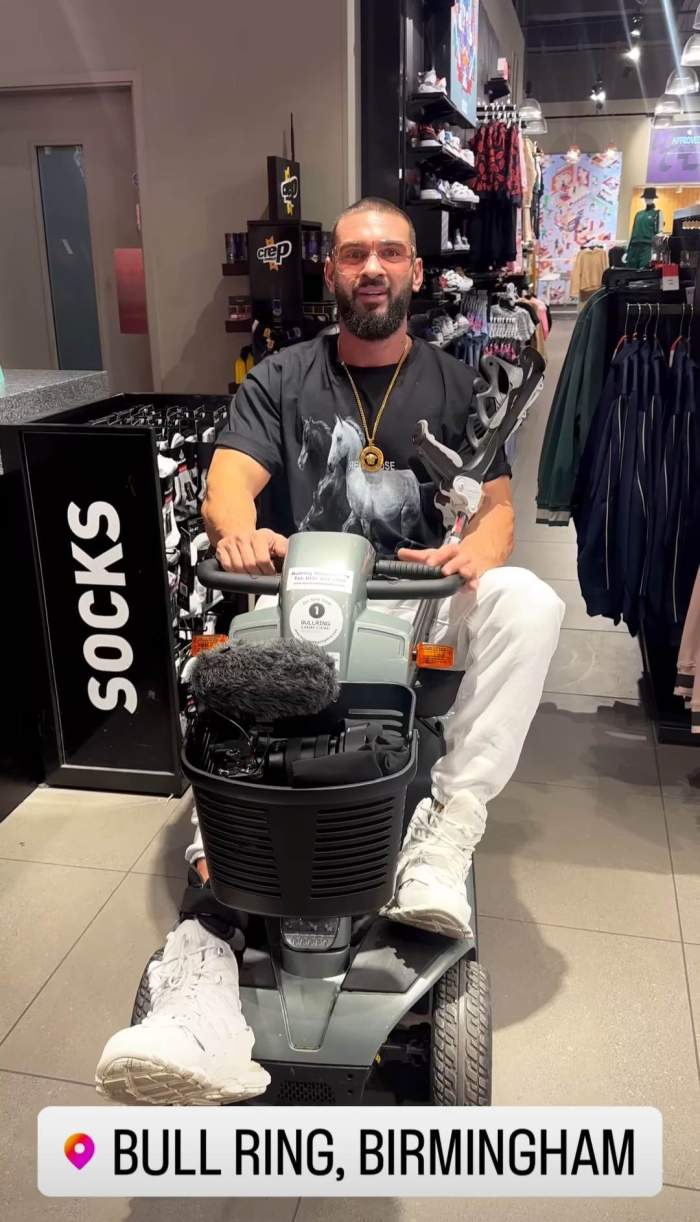 Dorian Popa, la plimbare cu scuterul prin mall. Vlogger-ul a lăsat mașina de lux: ”Am venit să cumpărăm ceva” / FOTO