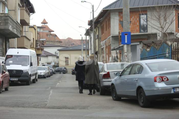 Anemona Niculescu, surprinsă în compania unui băiat misterios. Fosta artistă a trupei A.S.I.A nu s-a abținut de la gesturi tandre / PAPARAZZI