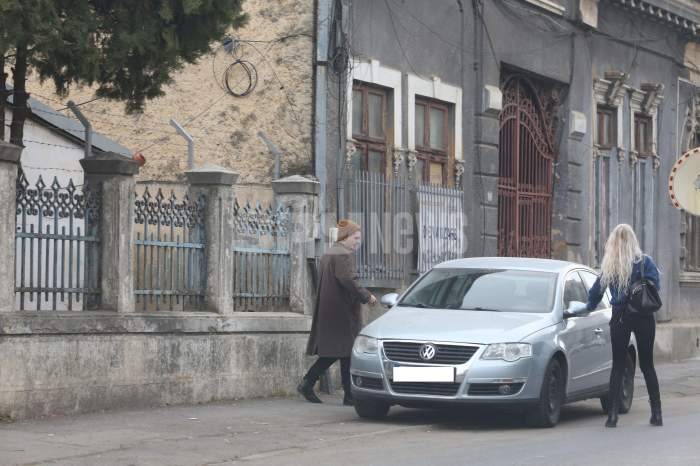 Anemona Niculescu, surprinsă în compania unui băiat misterios. Fosta artistă a trupei A.S.I.A nu s-a abținut de la gesturi tandre / PAPARAZZI