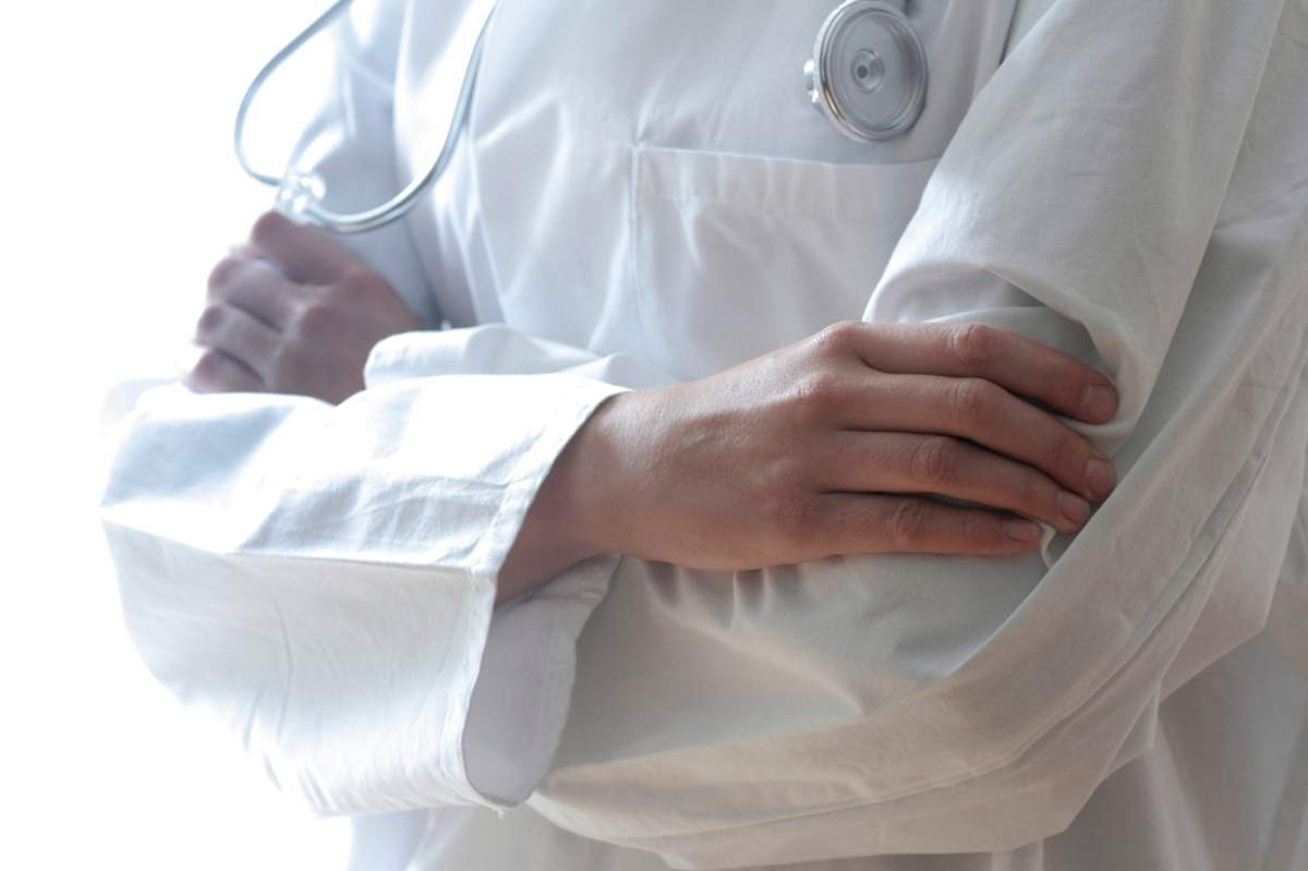 Un medic din Iași a fost reținut preventiv pentru 30 de zile în dosarul echipamentelor medicale luate de la cadavre