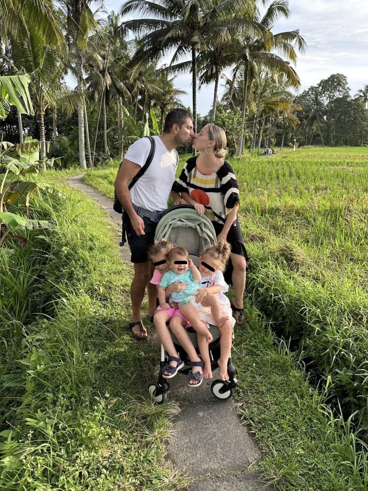 Laura Cosoi, despre călătoriile cu trei copii. Cum se descurcă vedeta și soțul ei cu micuțele, la mii de km distanță: ”După ce ne tăvălim de câteva ori prin foc...” / FOTO