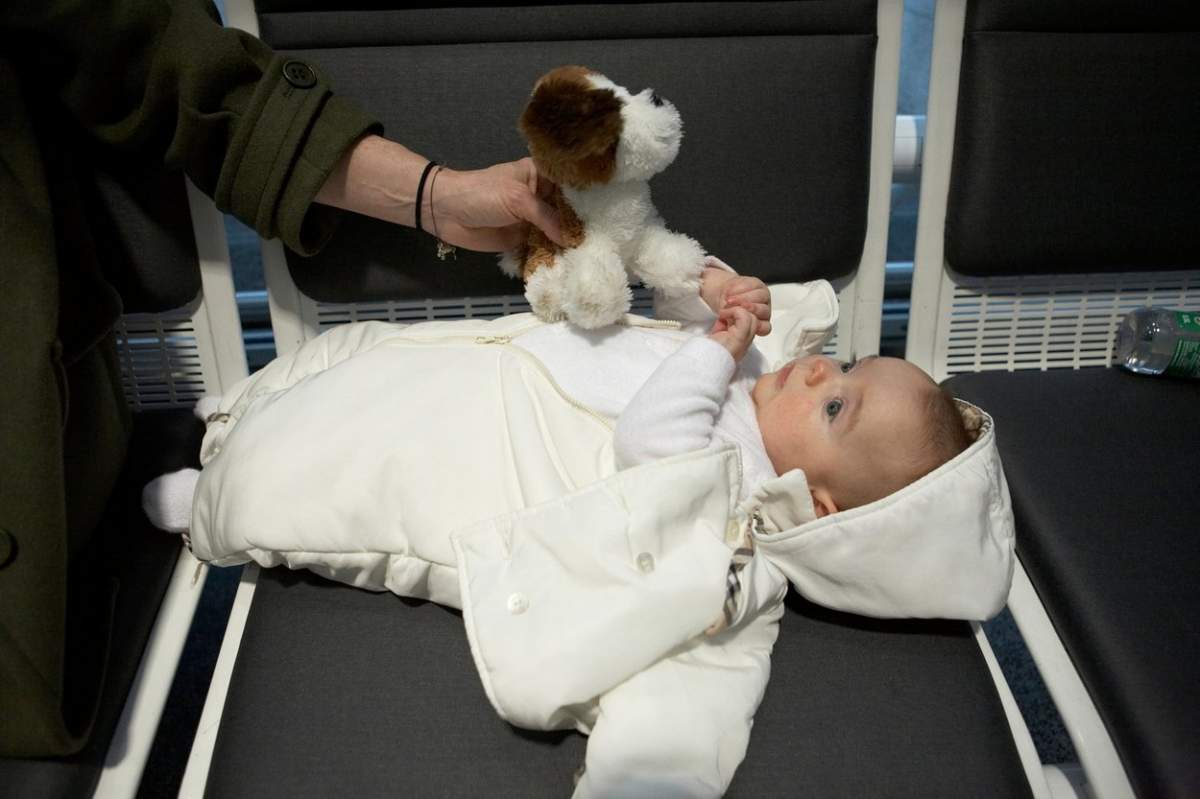 Un bebeluș a fost abandonat de părinți în aeroport