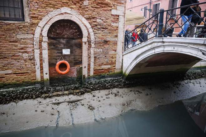 Canalele din Veneția au secat. Imaginile cu gondolele scufundate au făcut înconjurul lumii / FOTO