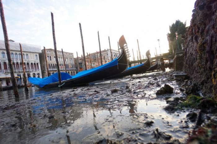 Canalele din Veneția au secat. Imaginile cu gondolele scufundate au făcut înconjurul lumii / FOTO
