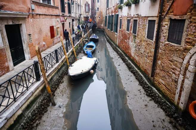 Canalele din Veneția au secat. Imaginile cu gondolele scufundate au făcut înconjurul lumii / FOTO