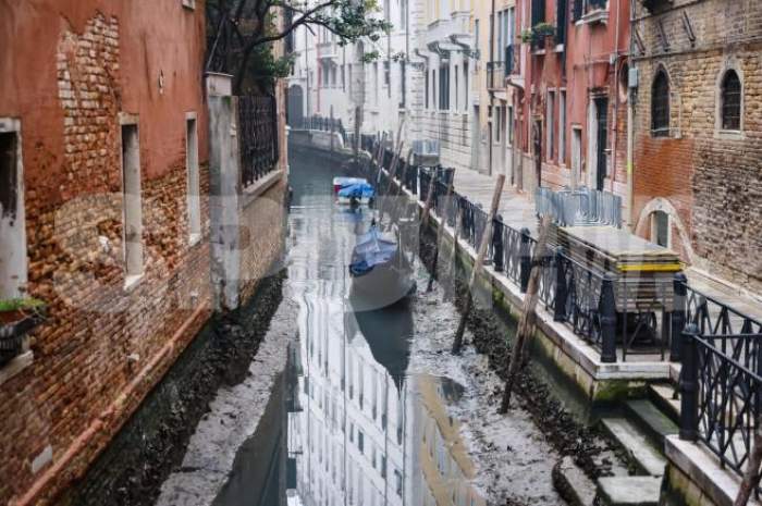 Canalele din Veneția au secat. Imaginile cu gondolele scufundate au făcut înconjurul lumii
