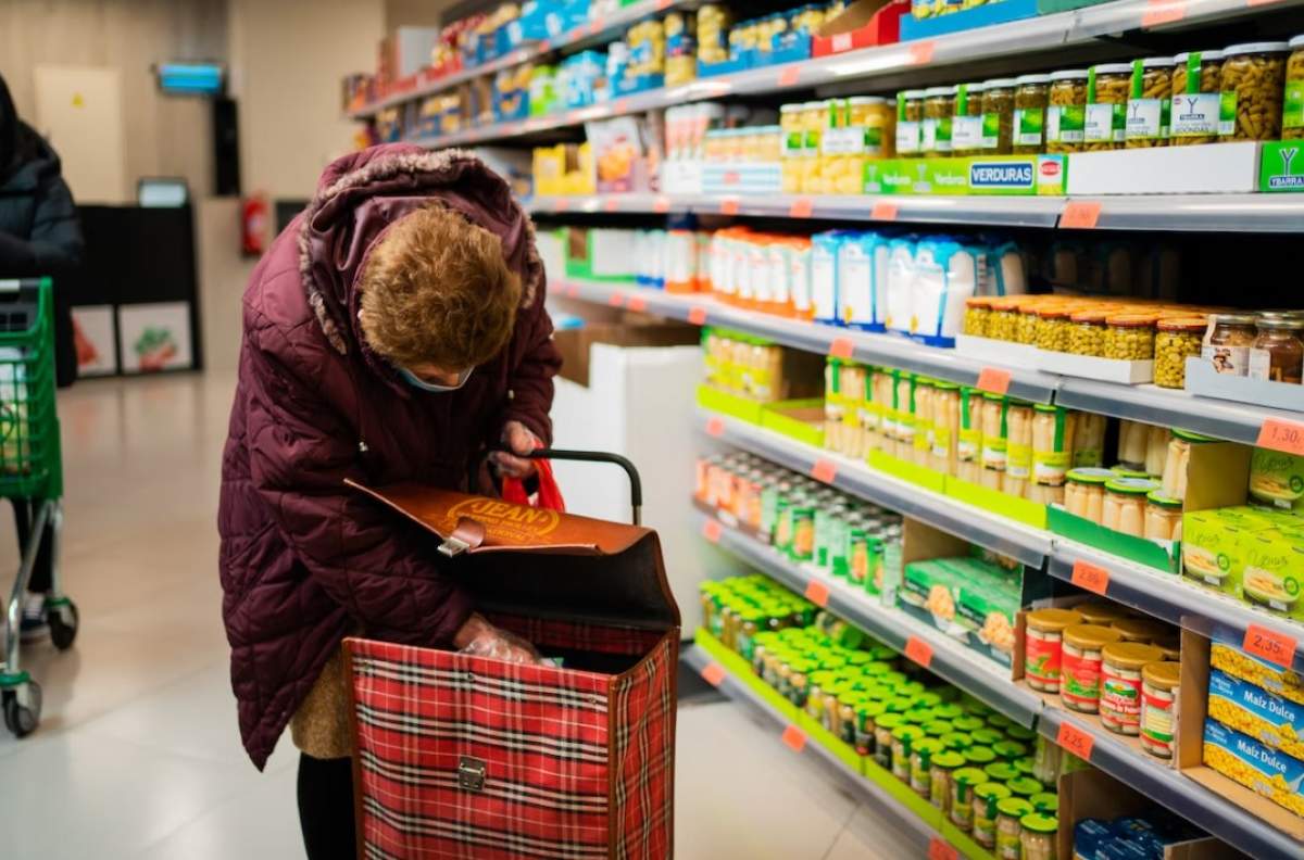 femeie în supermarket