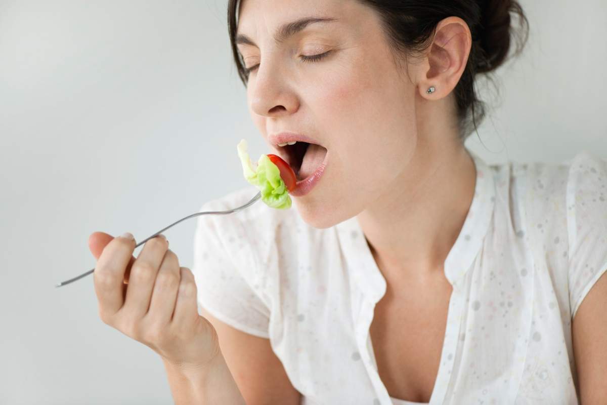 Schimbările care au loc în corpul tău dacă mesteci mai mult timp mâncarea. Cum îți influențează acest obicei silueta