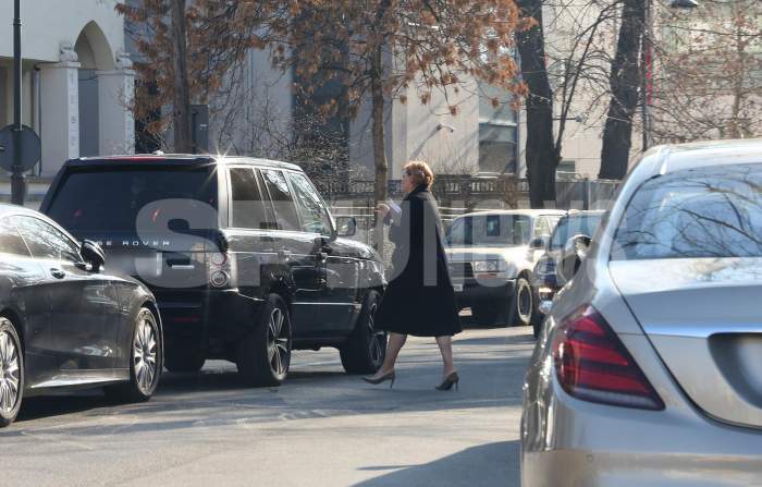 Ioana Băsescu, elegantă în orice moment al zilei. Fiica fostului președinte nu renunță la pantofii cu toc nici când are treabă / PAPARAZZI