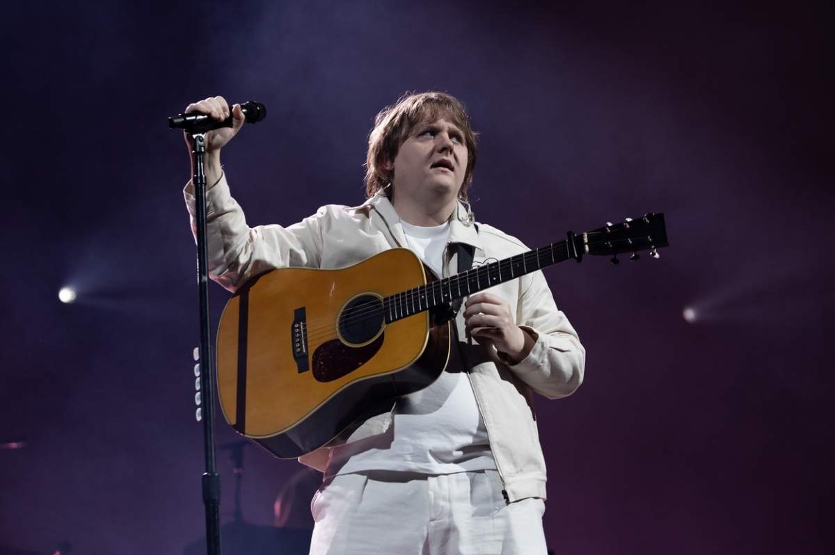 Lewis Capaldi a avut criză de Tourette în timpul concertului său. Fanii au terminat de cântat melodia pentru el