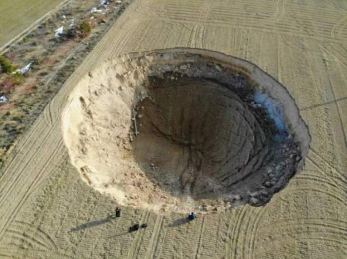 O nouă groapă uriașă, formată după cutremurul de 4,3 grade din Turcia. Ce spun experții despre acest fenomen