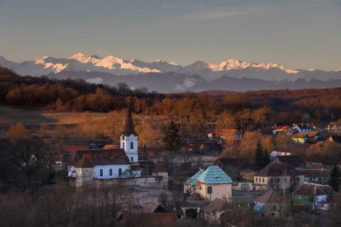 Locul din România unde o casă costă 500 de euro. Are peisaje de vis și este un sat cu mult potențial turistic. Tu ai fost aici? / FOTO