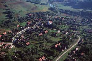 Locul din România unde o casă costă 500 de euro. Are peisaje de vis și este un sat cu mult potențial turistic. Tu ai fost aici? / FOTO