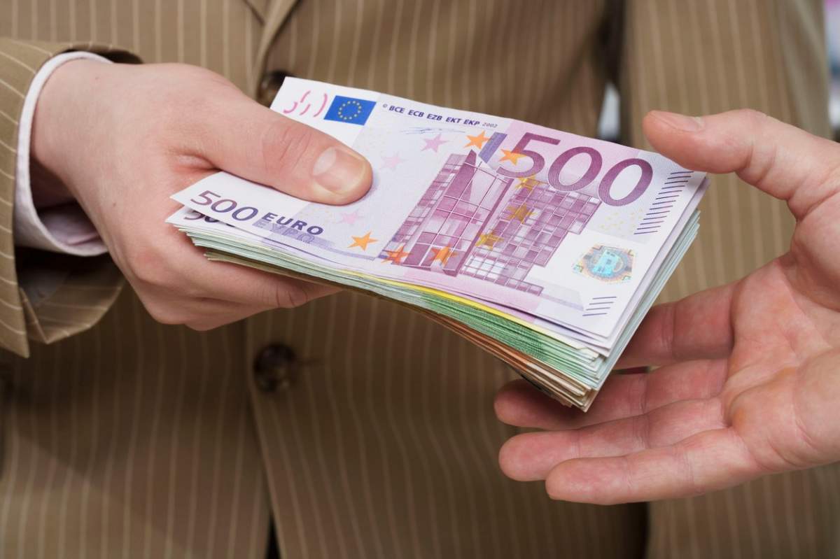 O bancă din România a șters peste 90.000 de euro din datoria unui client. Ce condiție a fost nevoit să îndeplinească consumatorul