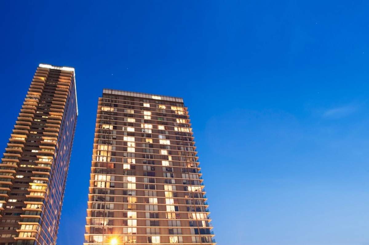 Ce distanță trebuie să respecte proprietarii față de clădirea vecină
