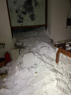 A fost avalanșă în Munții Făgăraș: ”A lovit cabana Capra şi parcarea ...” Mai multe mașini au fost avariate / FOTO