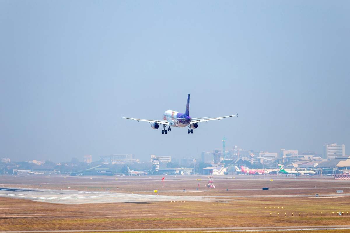 Un avion care decolează