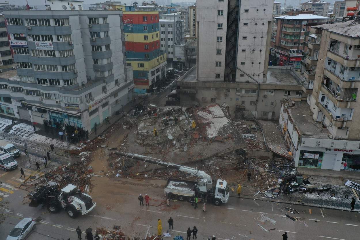 LIVE UPDATE. Cutremur cu magnitudinea de 7,4 în Turcia. Sunt sute de morți și mii de răniţi. Imagini și informații de ultimă oră cu dezastrul