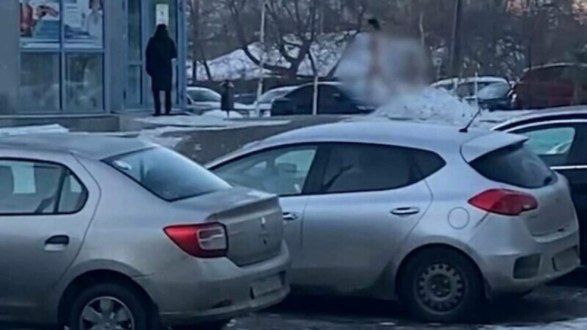 O femeie din Rusia, filmată dezbrăcată pe stradă, la temperaturi cu minus. Oamenii au rămas muți de uimire