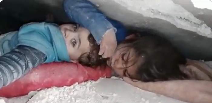 O fetiță i-a salvat viața fratelui ei cu propriul corp, după cutremurul din Turcia. L-a protejat timp de 17 ore sub dărâmături / VIDEO
